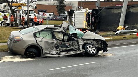 Hundreds without power after truck strikes power line in Mississauga crash